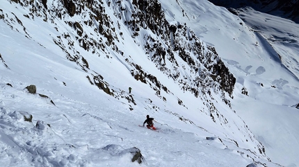 Piz Morteratsch - Durante la prima discesa in sci della parete ENE di Piz Morteratsch (Saro Costa, Davide Terraneo, Mattia Varchetti 23/05/2019)