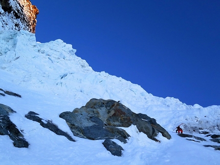 Piz Morteratsch - Sotto la grande seraccata della parete ENE di Piz Morteratsch (Saro Costa, Davide Terraneo, Mattia Varchetti 23/05/2019)