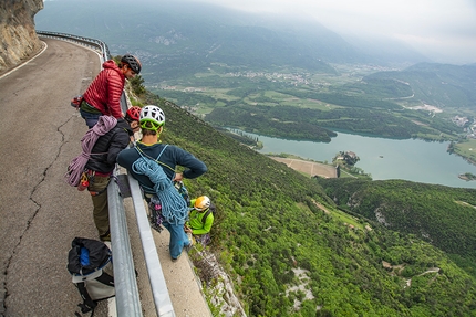 Roccione di Ranzo, Valle del Sarca, Nicola Cont, Martin Giovanazzi, Elio Mazzalai - Speta che Vegno, Croz dele Mirandole, Valle del Sarca: the Verdon-like abseil