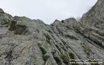 Père Eternel, Aiguille de la Brenva, Monte Bianco - Aiguille de la Brenva Père Eternel. Sulla Via Papa Giovanni Paolo II: placche tipiche della parete est dell'Aiguille de la Brenva.