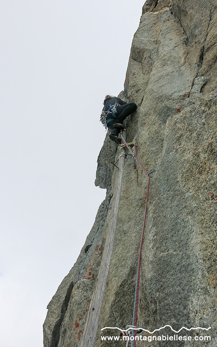 Père Eternel, Aiguille de la Brenva, Monte Bianco - Aiguille de la Brenva Père Eternel. Dafne Munaretto, ogni passo un viaggio sulla storica pertica in legno