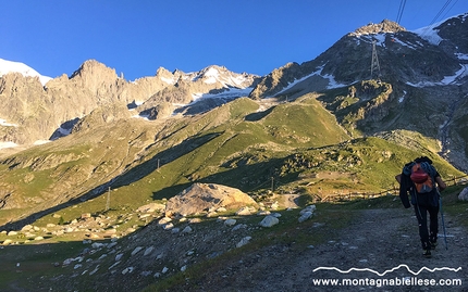 Père Eternel, Aiguille de la Brenva, Monte Bianco - Aiguille de la Brenva Père Eternel. Partiamo da Pavillon: in fondo sulla sinistra la nostra meta ci guarda da lontano. E' la guglia più impressionante.