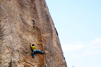 Valle Orco, Torre di Aimonin - Silvan Schüpbach libera sulla Torre di Aimonin in Valle dell'Orco la via Conosci il tuo gatto, un tiro di arrampicata trad di 50m gradato 8b