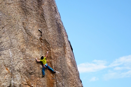 Valle Orco, Torre di Aimonin - Silvan Schüpbach libera sulla Torre di Aimonin in Valle dell'Orco la via Conosci il tuo gatto, un tiro di arrampicata trad di 50m gradato 8b