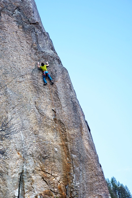 Valle Orco, Torre di Aimonin - Silvan Schüpbach libera sulla Torre di Aimonin in Valle dell'Orco la via Conosci il tuo gatto, un tiro di arrampicata trad di 50m gradato 8b