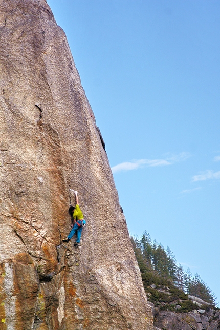 Valle Orco, Torre di Aimonin - Silvan Schüpbach libera sulla Torre di Aimonin in Valle dell'Orco la via Conosci il tuo gatto, un tiro di arrampicata trad di 50m gradato 8b