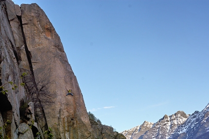 Orco Valley: Silvan Schüpbach climbs new trad variation up Torre di Aimonin