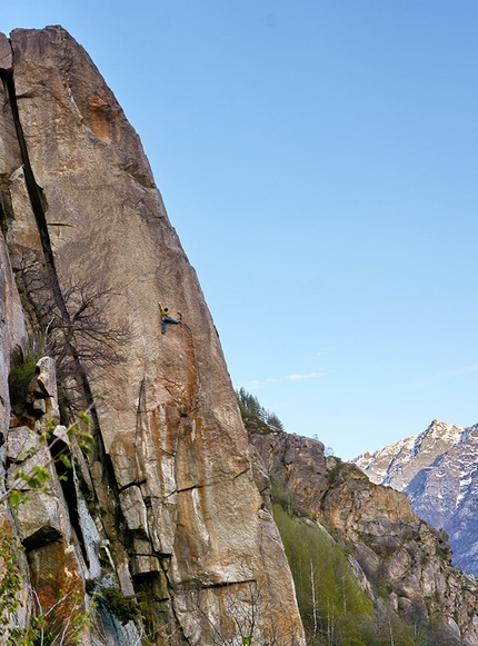 Valle Orco, Torre di Aimonin - Silvan Schüpbach libera sulla Torre di Aimonin in Valle dell'Orco la via Conosci il tuo gatto, un tiro di arrampicata trad di 50m gradato 8b