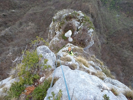 Monte Spil Vallarsa - Emanuele Menegardi durante la prima salita di Via dell’Eredità sulla parete Sojo del Filister del Monte Spil in Vallarsa