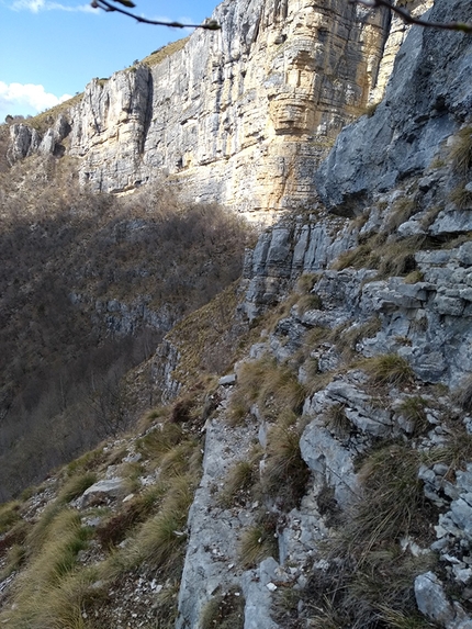 Monte Spil Vallarsa - La prima salita di Via dell’Eredità sulla parete Sojo del Filister del Monte Spil in Vallarsa (Emanuele Menegardi, Stefano Menegardi)