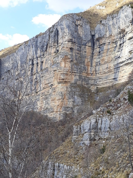 Monte Spil Vallarsa - La prima salita di Via dell’Eredità sulla parete Sojo del Filister del Monte Spil in Vallarsa (Emanuele Menegardi, Stefano Menegardi)
