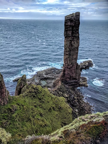 Il paraclimber Jesse Dufton scala The Old Man of Hoy in Scozia