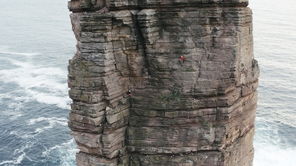 Old Man Of Hoy - Jesse Dufton e Molly Thompson su The Old Man of Hoy, Orkney, Scozia.