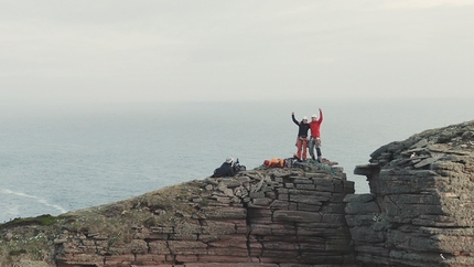 Old Man Of Hoy - Jesse Dufton e Molly Thompson in cima al The Old Man of Hoy, Orkney, Scozia.