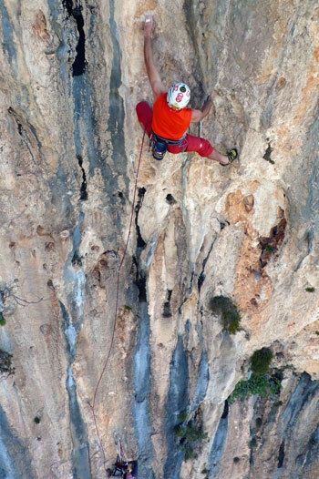 Mezzogiorno di fuoco, Punta Giradili, Sardegna - Rolando Larcher sul second tiro (8b) di Mezzogiorno di fuoco, Punta Giradili, Sardegna