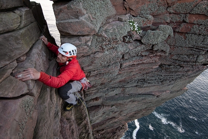 Old Man Of Hoy - Jesse Dufton e Molly Thompson su The Old Man of Hoy, Orkney, Scozia.