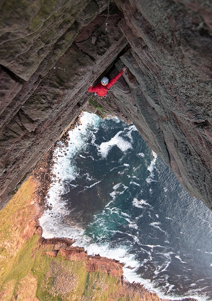 Old Man Of Hoy - Jesse Dufton e Molly Thompson su The Old Man of Hoy, Orkney, Scozia.