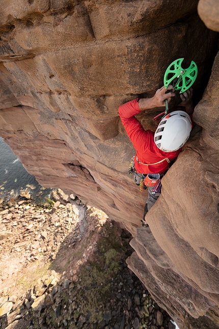 Old Man Of Hoy - Jesse Dufton e Molly Thompson su The Old Man of Hoy, Orkney, Scozia.