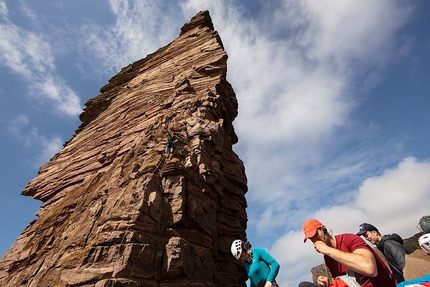 Old Man Of Hoy - Jesse Dufton e Molly Thompson su The Old Man of Hoy, Orkney, Scozia.