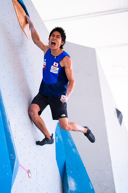 Bouldering World Cup 2019, Vail - Tomoa Narasaki tops out on problem #3 at Vail before winning the Bouldering World Cup 2019