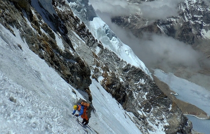 Chamlang Nepal, Márek Holeček, Zdeněk Hák - Chamlang parete nordovest: Márek Holeček viene recuperato da Zdeněk Hák. 'Con noi avevamo una piccola tenda da bivacco, una corda di 80 metri da 7 mm di diametro, 6 viti da ghiaccio, 5 chiodi e 5 Friends. Nei nostri zaini avevamo anche aggiunto cibo per 5 giorni, più 3 cartucce di gas insieme alla dose necessaria di buona fortuna.'