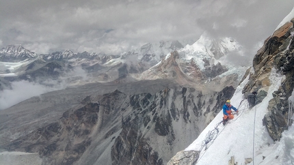 Chamlang Nepal, Márek Holeček, Zdeněk Hák - Chamlang parete nordovest: Márek Holeček assicura Zdeněk Hák, maggio 2019