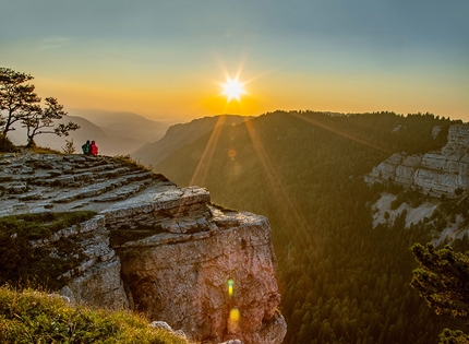 Svizzera a piedi - Sentiero in cresta del Giura: alba al Creux du Van durante la 10° tappa