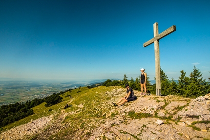 Svizzera a piedi - Sentiero in cresta del Giura: 6° tappa, camminando tra Weissenstein e Frinvillier. La croce di vetta della cima Hasenmatt