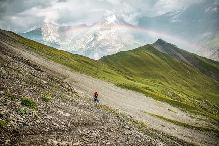 Svizzera a piedi - Svizzera a piedi sulla Via Alpina: 14° tappa, Kandersteg - Adelboden. In salita verso il passo Bunderchrinde. Un arcobaleno sopra Kandersteg, sullo sfondo il lago Oeschinensee