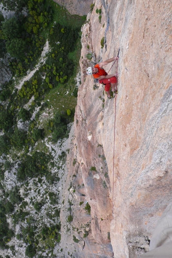 Mezzogiorno di fuoco, Punta Giradili, Sardegna - Rolando Larcher sul quarto tiro (8a/a+) di Mezzogiorno di fuoco, Punta Giradili, Sardegna