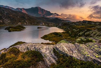 Svizzera a piedi - Estate in Svizzera: Laghetto Moesola al Passo del San Bernardino all'alba