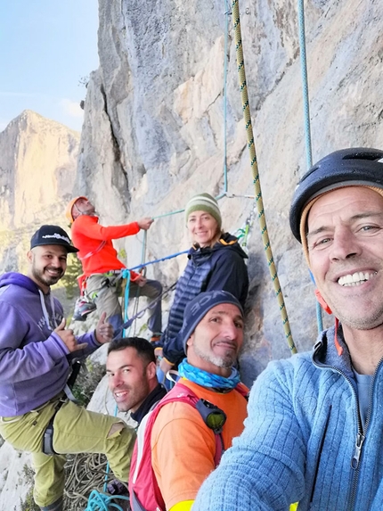 Arrampicata in Sardegna - Durante la prima libera di Corvalis e Freaky and mysterious su Monte su Mulone, Sardegna: Stefano Vulcan, Vincenzo Puccioni, Vincenzo Ferreli, Cristian Murgia, Elena Congia, Roberto Caboi.