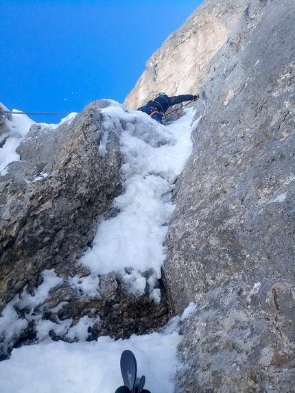 Cima De Falkner Sorapiss, Dolomiti - Durante la discesa della Cima De Falkner, Sorapiss, Dolomiti (Francesco Vascellari, Marco Gasperin, Davide D’Alpaos 05/06/2019)