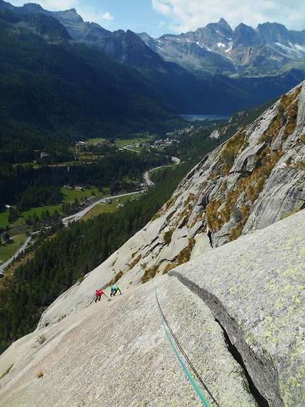 Valle Orco climbing - Via delle Placche up Sergent in Valle dell'Orco, Italy