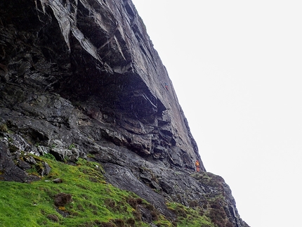Dave MacLeod - Dave MacLeod making the first ascent of The Golden Road on the Isle of Harris, Outer Hebrides, Scotland. Note the rain.