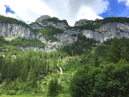 Valle di Garés, Dolomiti - L'incantevole Valle di Garés, la piccola valle che si addentra dal paese di Canale d’Agordo, a metà strada tra Cencenighe e Falcade e quindi nel cuore delle Dolomiti Agordine. In fondo a questa splendida valle si apre un meraviglioso anfiteatro ampio, un perfetto circo glaciale a forma di ferro di cavallo
