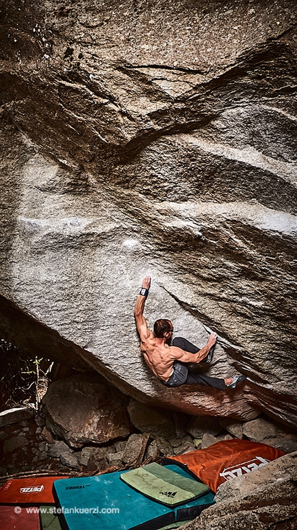 Bernd Zangerl Valle Orco - Bernd Zangerl in Valle dell’Orco libera la partenza da seduto di I Coloniali, il boulder liberato anni fa da Niccolò Ceria