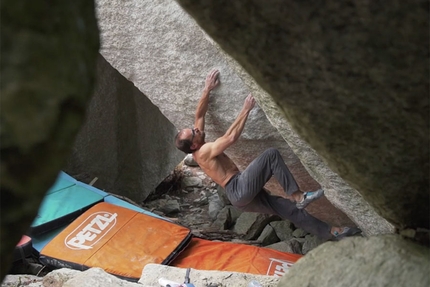 Bernd Zangerl Valle Orco - Bernd Zangerl in Valle dell’Orco libera la partenza da seduto di I Coloniali, il boulder liberato anni fa da Niccolò Ceria