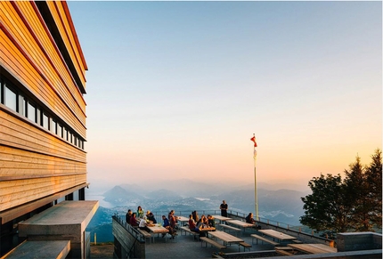 Capanna Monte Bar nelle Prealpi Luganesi - La nuova capanna Monte Bar, di proprietà del CAS sezione Ticino, è stata costruita nel 2016 esattamente 80 anni dopo il primo rifugio.