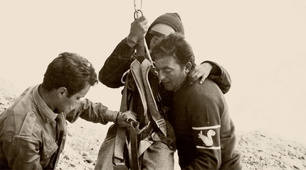 Soccorso Alpino - Il Soccorso Alpino in azione, tratto dal film Rosso 70 – Storie e memorie di 70 anni di alpinismo degli Scoiattoli di Cortina