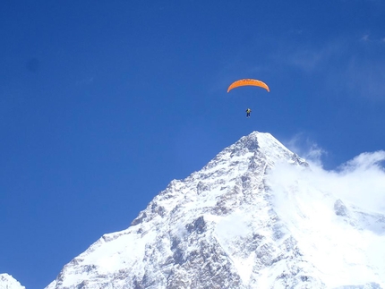 Max Berger Broad Peak - Max Berger paragliding off Broad Peak from 7100 meters