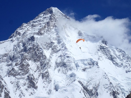 Max Berger vetta del Broad Peak e volo in parapendio dal Campo 3