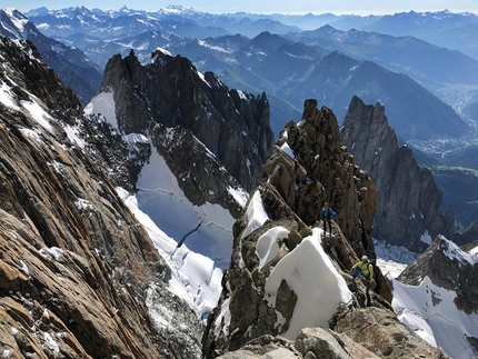 Pilier Rouge du Brouillard, Mont Blanc - Pilier Rouge du Brouillard, Mont Blanc: Gabriele Carrara, Marco Farina, Denis Trento. Behind them Aiguille Blanche on the left and Aiguille Noire on the right