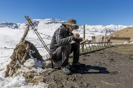 Kinnaur Himalaya - Emanuele Confortin, giornalista freelance. Dal 1998 ha iniziato a occuparsi di India e di Asia Meridionale, ma ha lavorato anche in Medio Oriente. Tratta in prevalenza di aree di crisi, di migrazioni e di minoranze ai margini della società moderna.