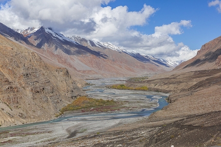 Kinnaur Himalaya - In Kinnaur e nel vicino Spiti, la dialettica sul clima si risolve in una parola: acqua. Negli ultimi inverni le precipitazioni nevose sono state scarse, e questo si traduce nella portata ridotta dei ruscelli da scioglimento da cui dipendono molti villaggi. La combinazione tra aumento della temperatura e flessione della quantità d’acqua è una minaccia concreta all'economia delle mele, quindi alla prosperità cui tutti o quasi in Kinnaur affidano le speranze per il futuro.