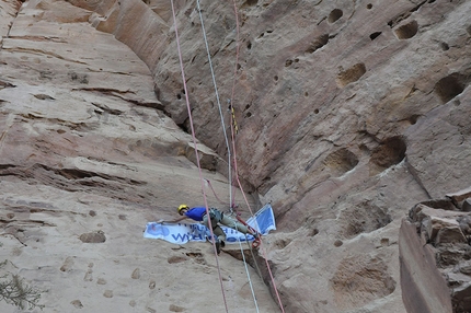 Etiopia, la scalata alla chiesa rupestre di Maryam Dengelat - Elisabetta Galli con lo striscione di Mountain Wildernes