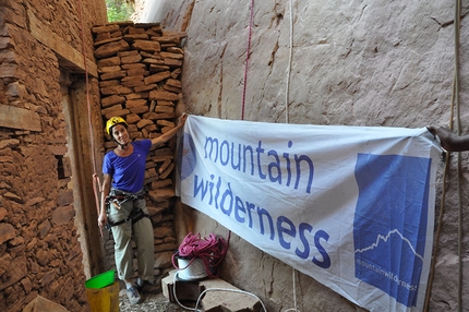 Etiopia, la scalata alla chiesa rupestre di Maryam Dengelat - Alla base della parete con lo striscione Mountain Wildernes