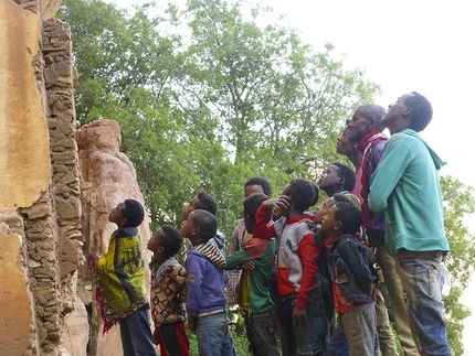 Etiopia, la scalata alla chiesa rupestre di Maryam Dengelat - Ragazzi e bambini curiosi