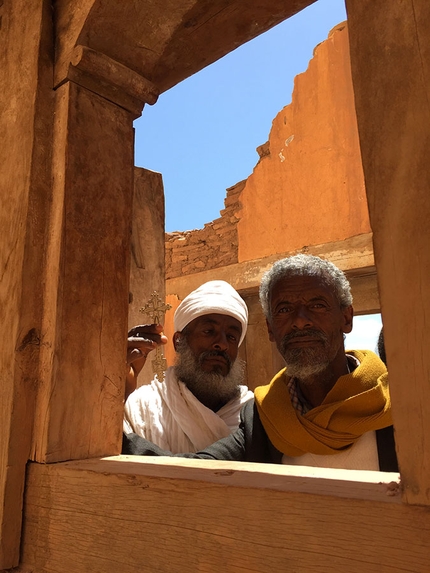 Etiopia, la scalata alla chiesa rupestre di Maryam Dengelat - Sacerdoti osservano l'arrivo alla chiesa