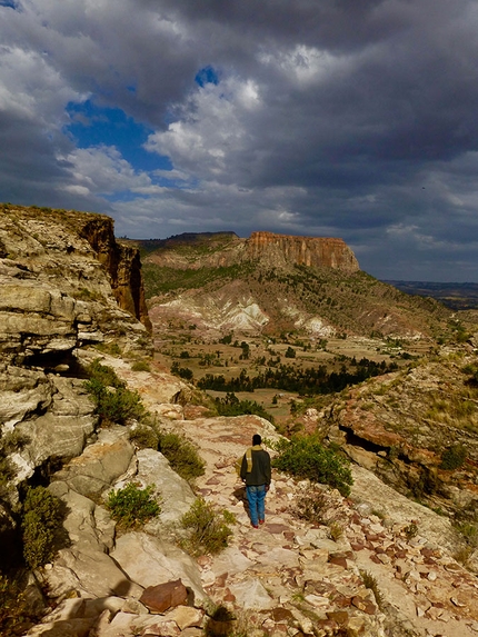 Etiopia, la scalata alla chiesa rupestre di Maryam Dengelat - Vista dal pianoro superiore verso le montagme di fromte